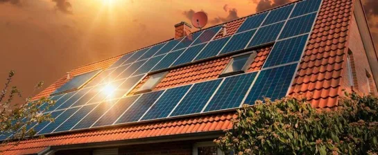 Zonnepanelen met zonlicht